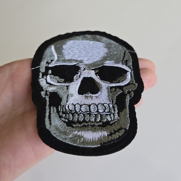 💀 Skull Iron-on Patch - Picture 3 of 6